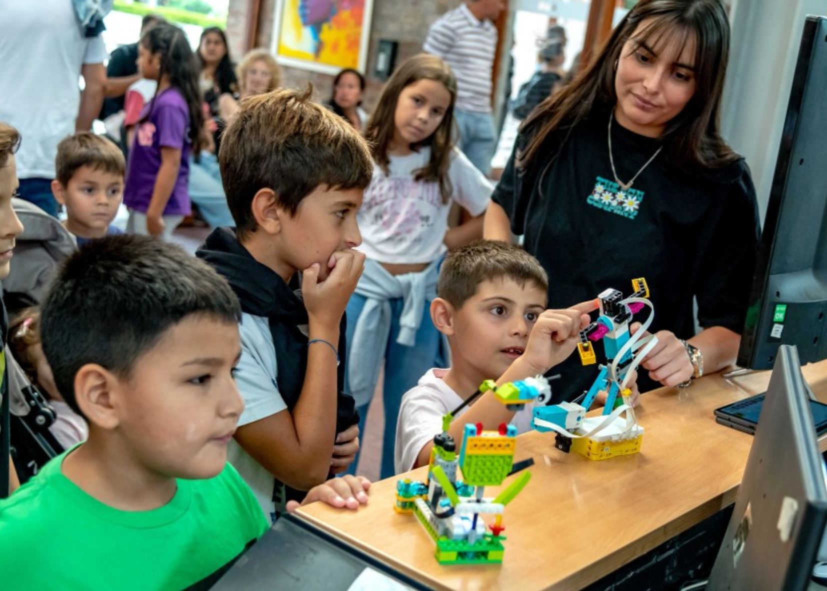 Se ponen en marcha las Estaciones Digitales Itinerantes en Casa de Cultura Barrio Alvear